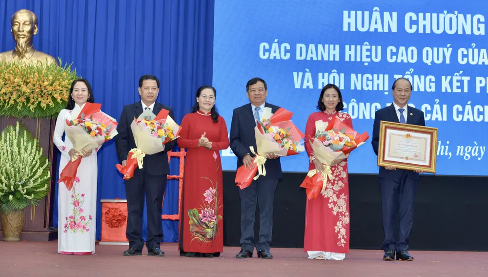 Chủ tịch HĐND TPHCM Nguyễn Thị Lệ trao Huân chương Độc lập hạng Ba của Chủ tịch nước tặng Đảng bộ, chính quyền và nhân dân huyện Củ Chi. Ảnh CAO THĂNG. Chủ tịch HĐND TPHCM Nguyễn Thị Lệ trao Huân chương Độc lập hạng Ba của Chủ tịch nước tặng Đảng bộ, chính quyền và nhân dân huyện Củ Chi. Ảnh CAO THĂNG.