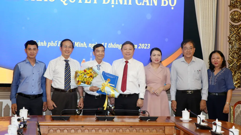 Phó Chủ tịch UBND TPHCM Dương Anh Đức cùng lãnh đạo Tạp chí Doanh Nhân Sài Gòn chúc mừng ông Ngô Xuân Lộc Phó Chủ tịch UBND TPHCM Dương Anh Đức cùng lãnh đạo Tạp chí Doanh Nhân Sài Gòn chúc mừng ông Ngô Xuân Lộc