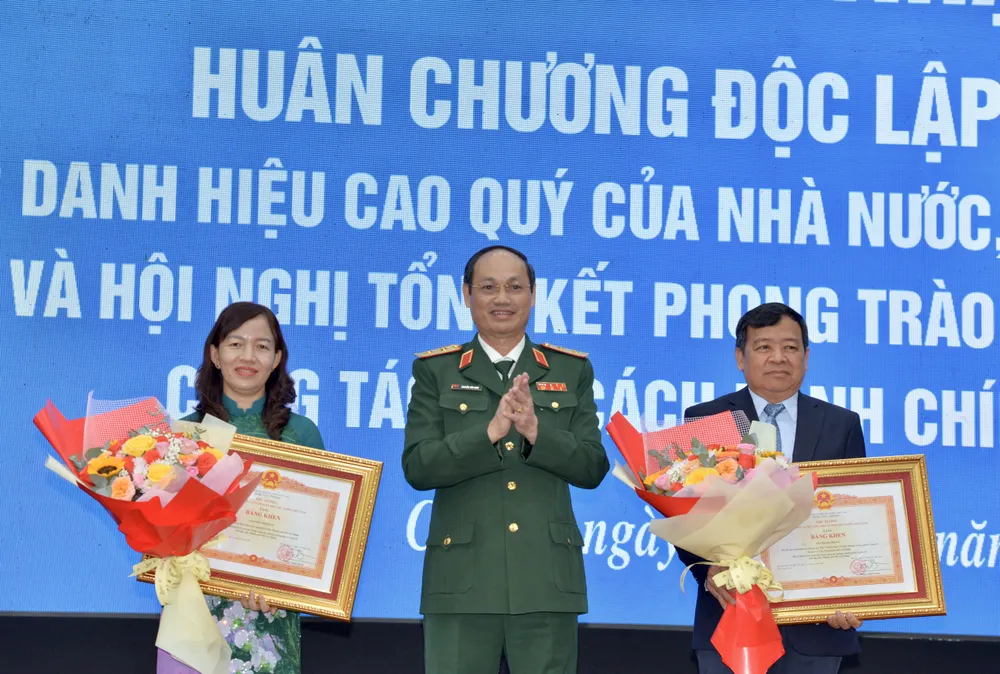 Trung tướng Nguyễn Văn Nam, Tư lệnh Bộ Tư lệnh TPHCM trao Bằng khen của Thủ tướng Chính phủ tặng hai cá nhân. Ảnh: CAO THĂNG. Trung tướng Nguyễn Văn Nam, Tư lệnh Bộ Tư lệnh TPHCM trao Bằng khen của Thủ tướng Chính phủ tặng hai cá nhân. Ảnh: CAO THĂNG.