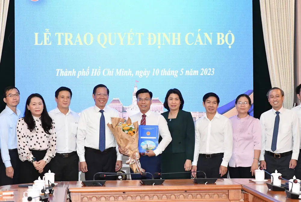 Chủ tịch UBND TPHCM Phan Văn Mãi chúc mừng ông Phạm Trung Kiên. Ảnh: VIỆT DŨNG