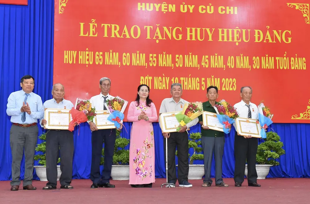 Đồng chí Nguyễn Thị Lệ trao Huy hiệu 60 năm tuổi Đảng cho các đảng viên cao tuổi Đảng. Ảnh: VIỆT DŨNG