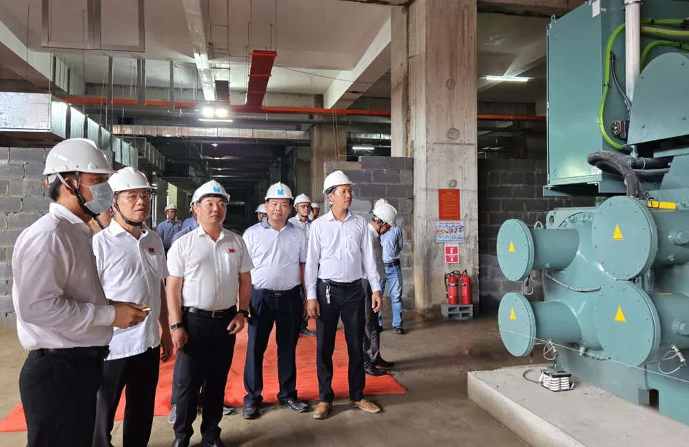 Đoàn giám sát khảo sát thực tế dự án Bệnh viện Đa khoa khu vực Củ Chi. Ảnh: NGÔ BÌNH.