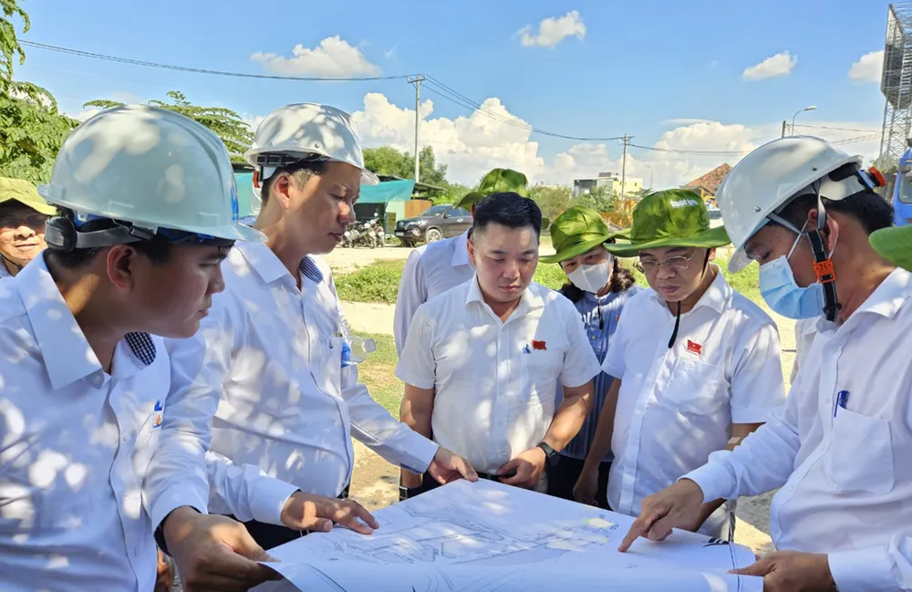 Các đại biểu khảo sát dự án Bệnh viện Đa khoa khu vực Củ Chi. Ảnh: NGÔ BÌNH.