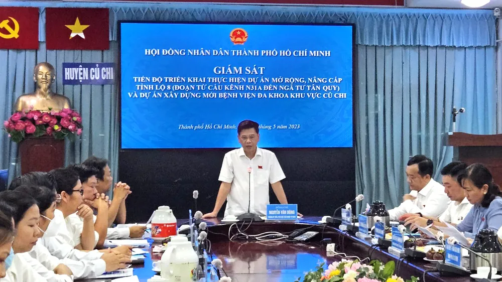 Phó Chủ tịch HĐND TPHCM Nguyễn Văn Dũng phát biểu tại buổi giám sát. Ảnh: NGÔ BÌNH.