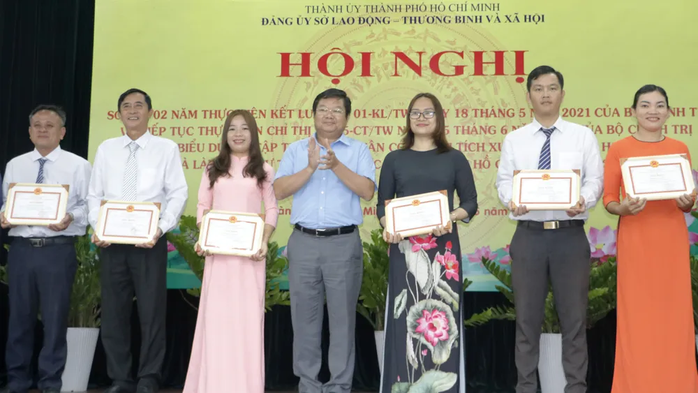 Giám đốc Sở LĐTB-XH TPHCM Lê Văn Thinh tặng giấy khen các tập thể, cá nhân có thành tích xuất sắc trong thực hiện Kết luận số 01-KL/TW của Bộ Chính trị Giám đốc Sở LĐTB-XH TPHCM Lê Văn Thinh tặng giấy khen các tập thể, cá nhân có thành tích xuất sắc trong thực hiện Kết luận số 01-KL/TW của Bộ Chính trị