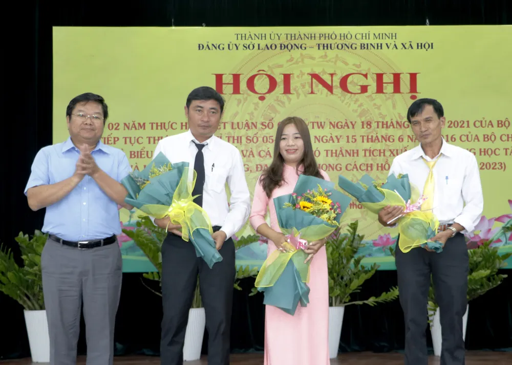 Các cá nhân có thành tích xuất sắc trong thực hiện Kết luận số 01-KL/TW của Bộ Chính trị được tuyên dương Các cá nhân có thành tích xuất sắc trong thực hiện Kết luận số 01-KL/TW của Bộ Chính trị được tuyên dương