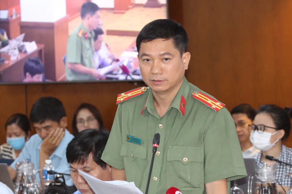 Thượng tá Lê Mạnh Hà thông tin tại họp báo