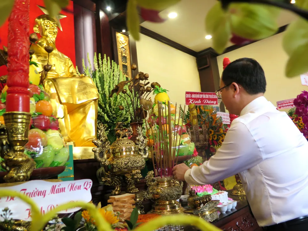 Trưởng Khối Thi đua 1 Đặng Quốc Toàn dâng hương tưởng nhớ Chủ tịch Hồ Chí Minh Trưởng Khối Thi đua 1 Đặng Quốc Toàn dâng hương tưởng nhớ Chủ tịch Hồ Chí Minh