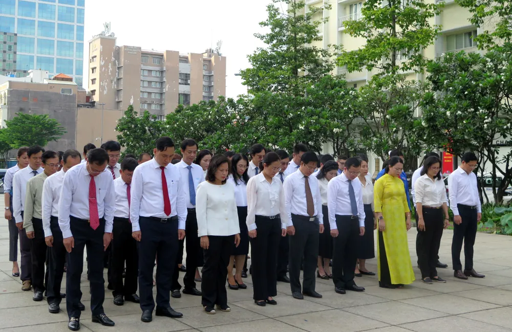 Các đại biểu dành một phút mặc niệm tưởng nhớ Chủ tịch Hồ Chí Minh Các đại biểu dành một phút mặc niệm tưởng nhớ Chủ tịch Hồ Chí Minh