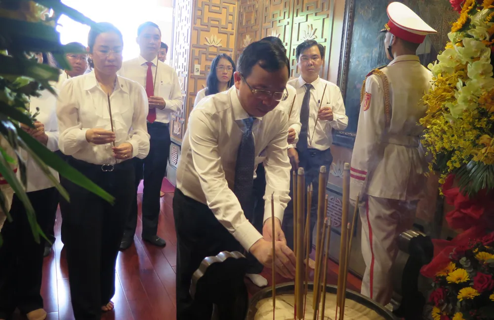 Các đại biểu dâng hương tưởng nhớ Chủ tịch Tôn Đức Thắng Các đại biểu dâng hương tưởng nhớ Chủ tịch Tôn Đức Thắng