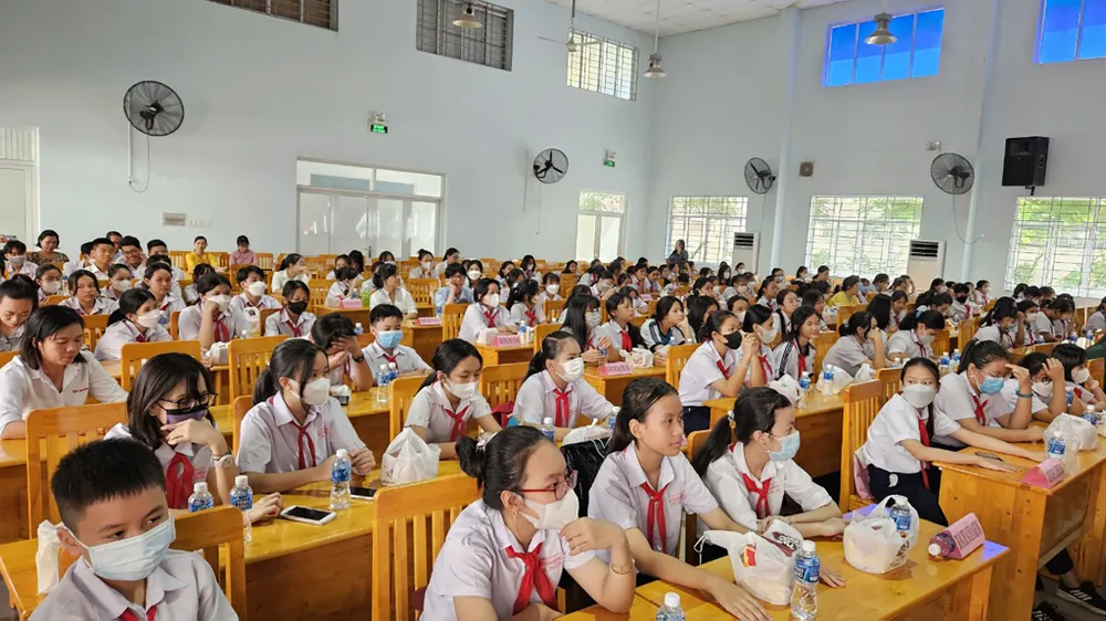 Học sinh các trường trên địa bàn huyện Hóc Môn tham gia chương trình. Học sinh các trường trên địa bàn huyện Hóc Môn tham gia chương trình.