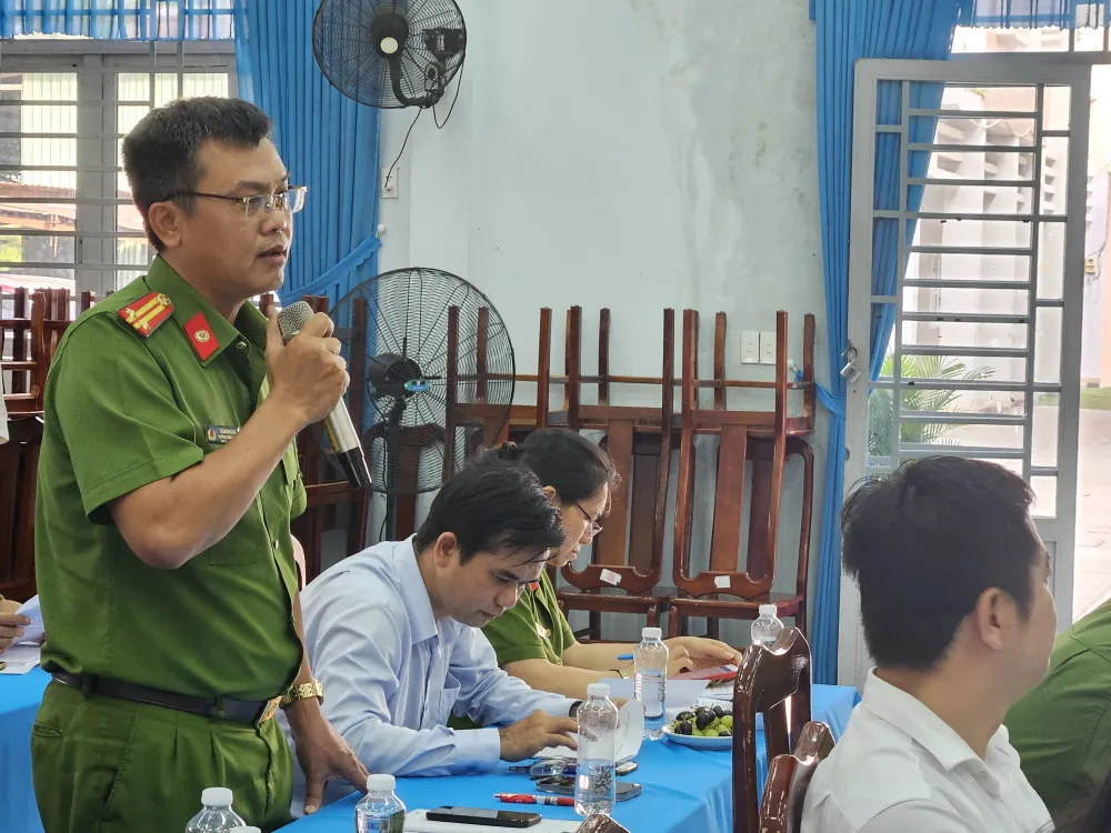 Đại diện công an các xã phát biểu tại buổi làm việc