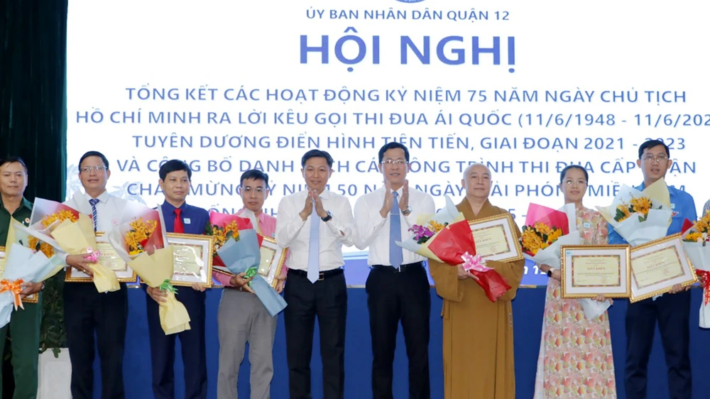 Quận 12 khen thưởng các gương điển hình tiên tiến. Ảnh: NGÔ BÌNH.