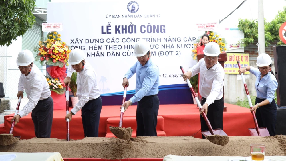 Lãnh đạo quận 12 thực hiện nghi thức khởi công tuyến hẻm số 52, đường Vườn Lài.