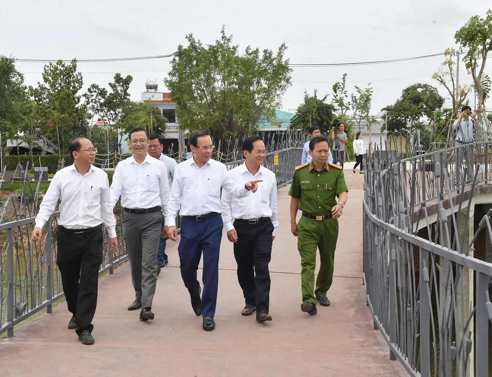 Đồng chí Nguyễn Văn Nên cùng các đại biểu thị sát Công viên du lịch sinh thái Hóc Môn. Ảnh: VIỆT DŨNG