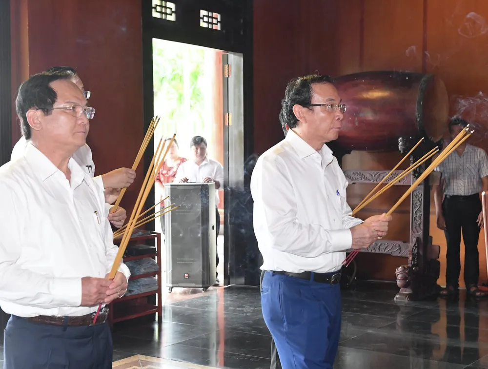 Đồng chí Nguyễn Văn Nên cùng các đại biểu dâng hương tại Di tích Lịch sử quốc gia Ngã Ba Giồng. Ảnh: VIỆT DŨNG