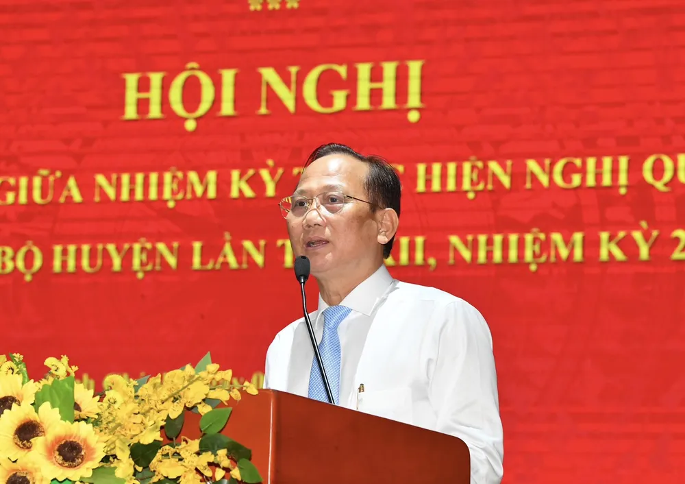 Bí thư Huyện ủy huyện Bình Chánh Trần Văn Nam phát biểu bế mạc hội nghị. Ảnh: VIỆT DŨNG