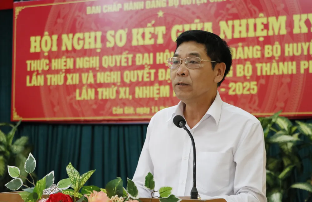 Bí thư Huyện ủy huyện Cần Giờ Lê Minh Dũng phát biểu tại hội nghị. Ảnh: NGÔ BÌNH