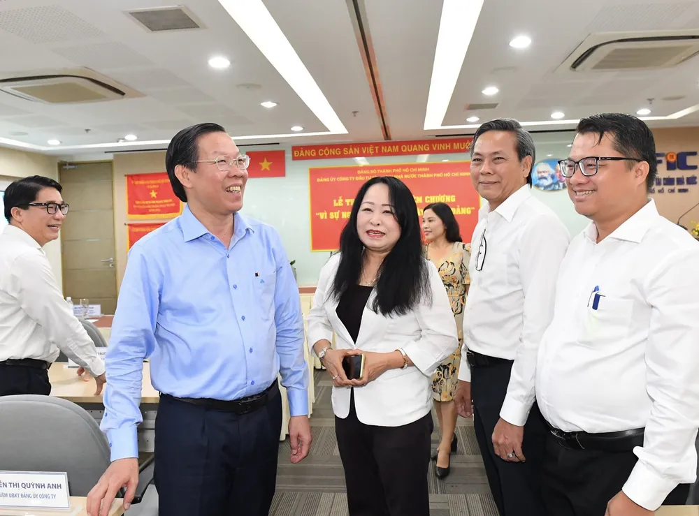 Đồng chí Phan Văn Mãi trao đổi cùng các đại biểu tại hội nghị. Ảnh: VIỆT DŨNG Đồng chí Phan Văn Mãi trao đổi cùng các đại biểu tại hội nghị. Ảnh: VIỆT DŨNG