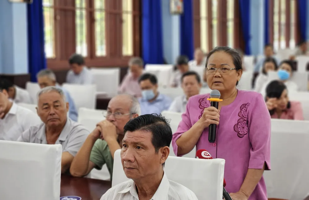 Cử tri nêu ý kiến tại hội nghị. Ảnh: NGÔ BÌNH Cử tri nêu ý kiến tại hội nghị. Ảnh: NGÔ BÌNH