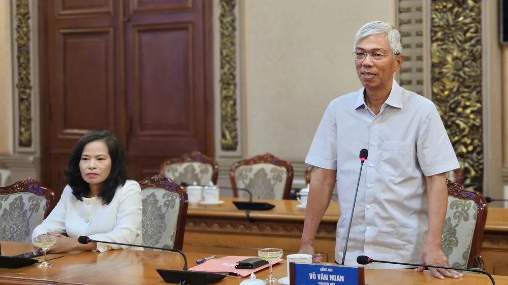 Đồng chí Võ Văn Hoan cảm ơn ông Huỳnh Trung Lâm về quá trình công tác