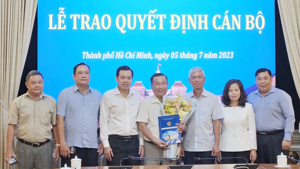 Phó Chủ tịch UBND TPHCM Võ Văn Hoan trao quyết định cho ông Huỳnh Trung Lâm