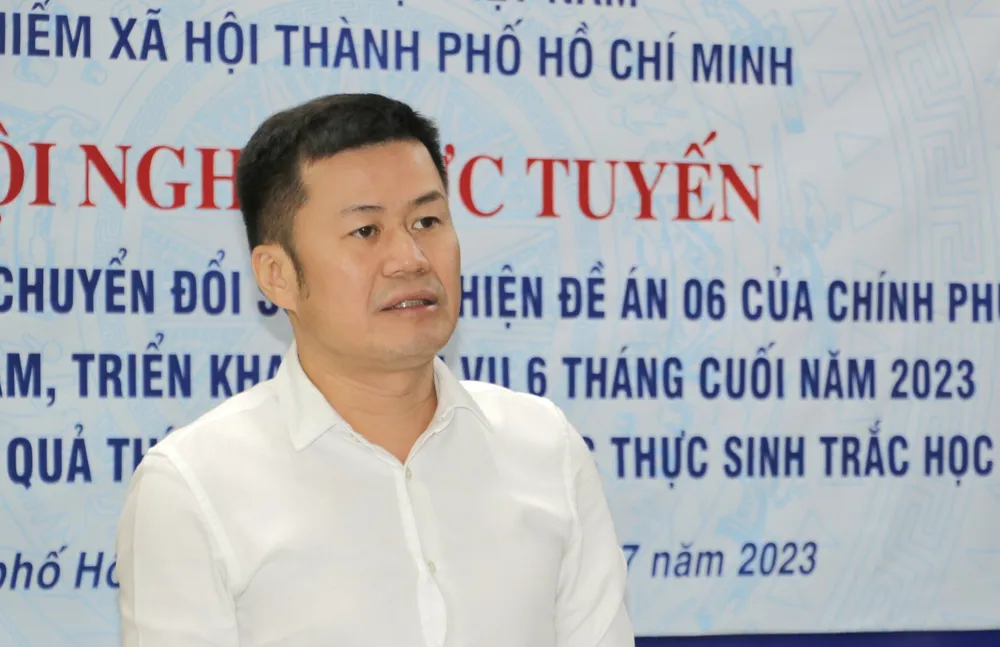 Ông Lò Quân Hiệp báo cáo tại hội nghị