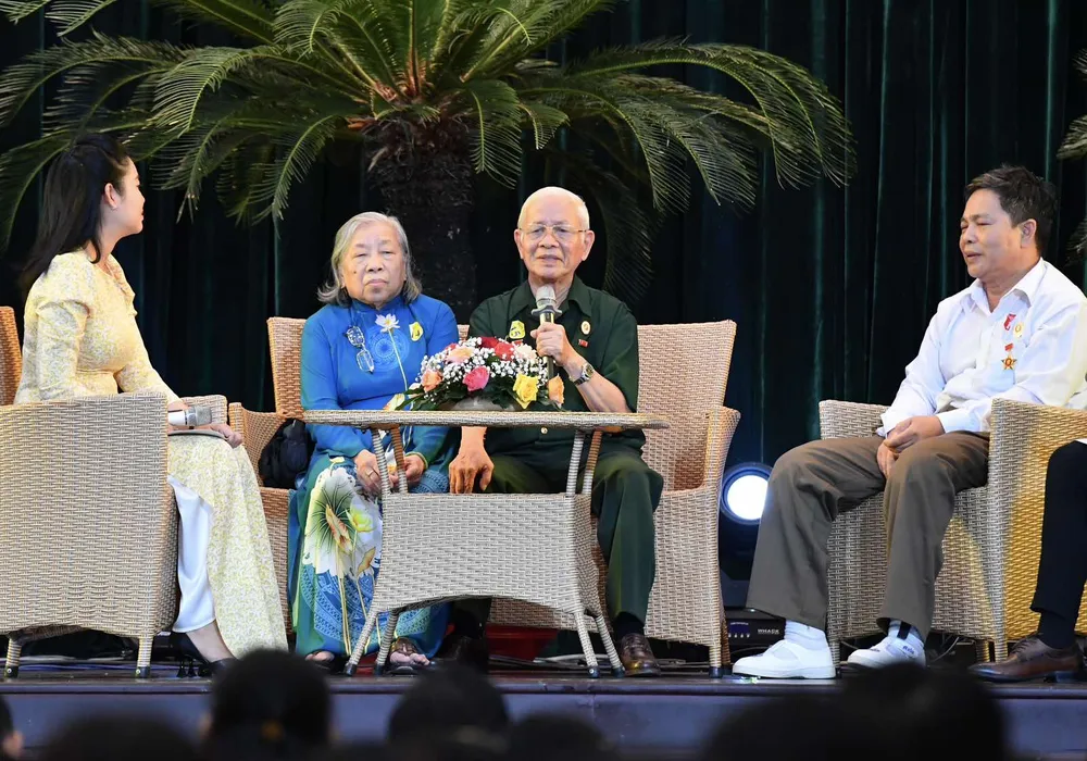 Đại diện người có công tiêu biểu giao lưu tại hội nghị. Ảnh: VIỆT DŨNG.
