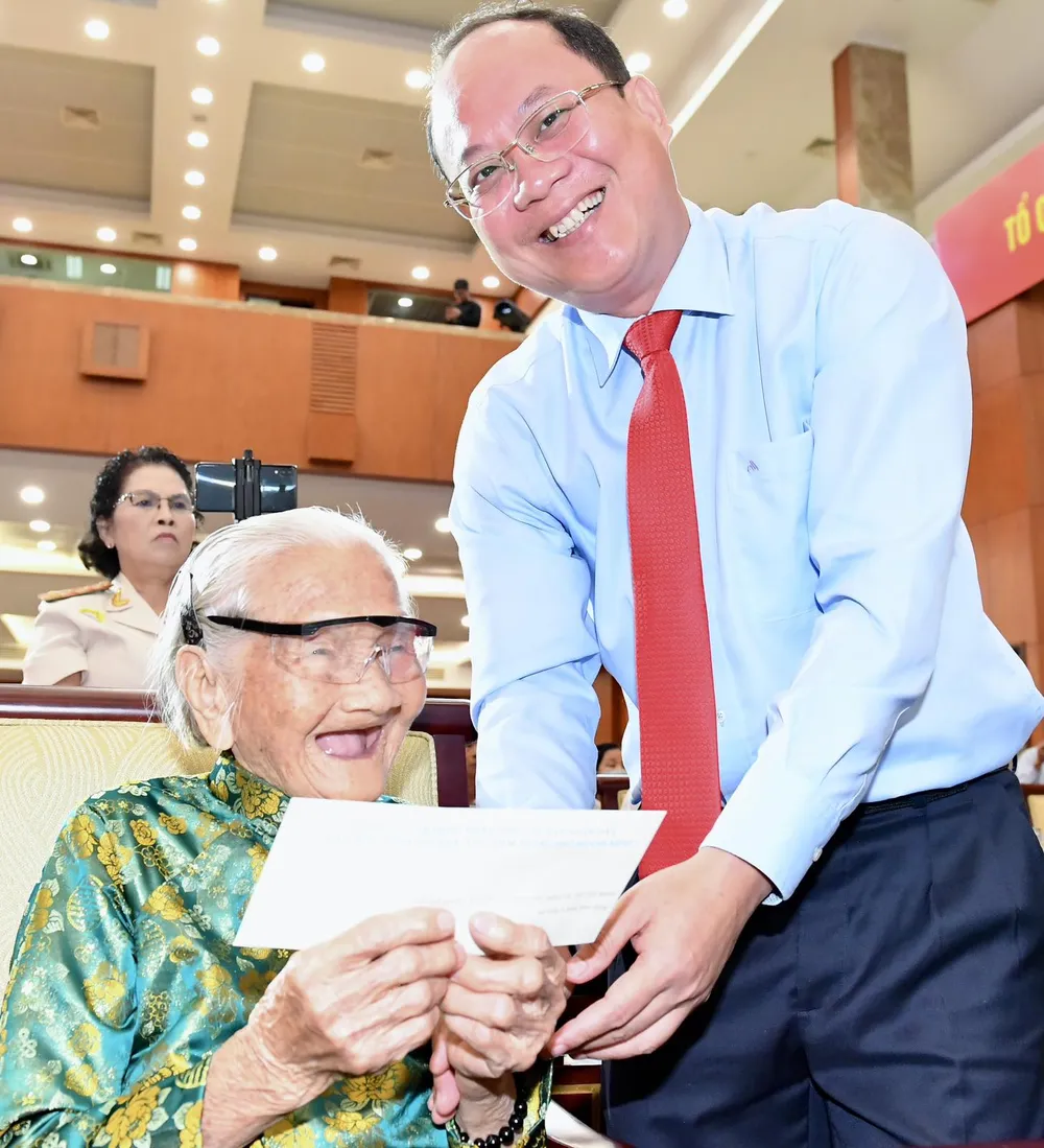 Đồng chí Nguyễn Hồ Hải tặng quà Mẹ Việt Nam Anh hùng Nguyễn Thị Cảnh. Ảnh: VIỆT DŨNG.