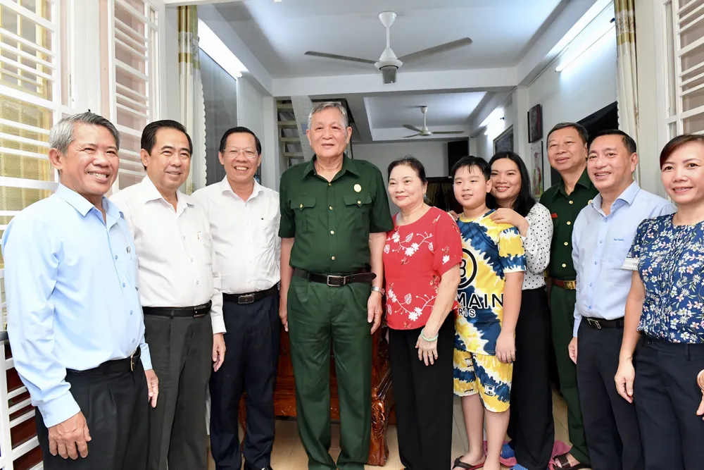 Chủ tịch UBND TPHCM Phan Văn Mãi cùng đoàn đến thăm ông Nguyễn Văn Đại. Ảnh: VIỆT DŨNG