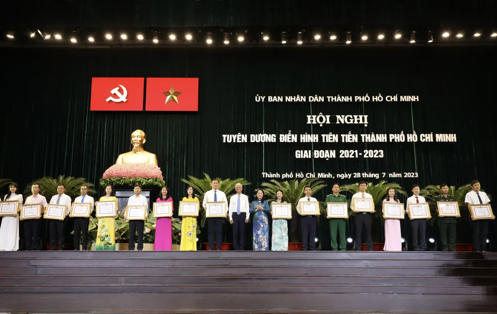 Đồng chí Trần Kim Yến và đồng chí Võ Văn Hoan trao bằng khen cho các tập thể điển hình tiên tiến. Ảnh: DŨNG PHƯƠNG