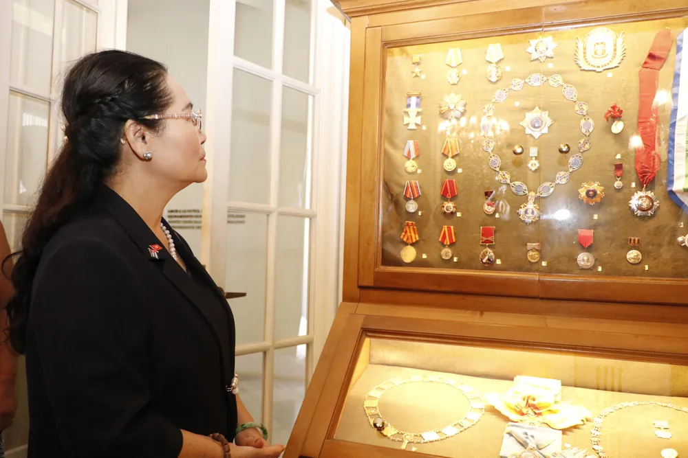 Đồng chí Nguyễn Thị Lệ chiêm ngưỡng các kỷ vật của lãnh tụ Fidel Castro. Ảnh: NGÔ BÌNH Đồng chí Nguyễn Thị Lệ chiêm ngưỡng các kỷ vật của lãnh tụ Fidel Castro. Ảnh: NGÔ BÌNH