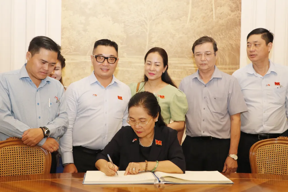 Đồng chí Nguyễn Thị Lệ ghi lưu bút. Ảnh: NGÔ BÌNH Đồng chí Nguyễn Thị Lệ ghi lưu bút. Ảnh: NGÔ BÌNH