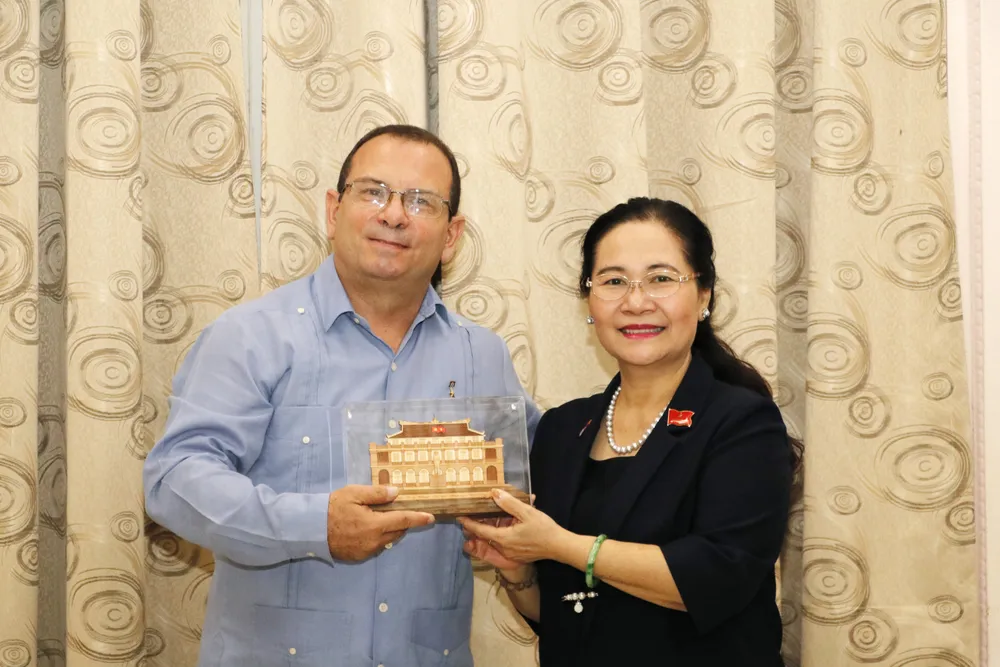 Đồng chí Nguyễn Thị Lệ tặng quà lưu niệm Chủ tịch ICAP. Ảnh: NGÔ BÌNH Đồng chí Nguyễn Thị Lệ tặng quà lưu niệm Chủ tịch ICAP. Ảnh: NGÔ BÌNH