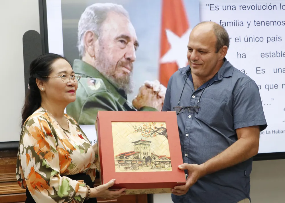 Đồng chí Nguyễn Thị Lệ tặng quà lưu niệm CIGB. Ảnh: NGÔ BÌNH Đồng chí Nguyễn Thị Lệ tặng quà lưu niệm CIGB. Ảnh: NGÔ BÌNH