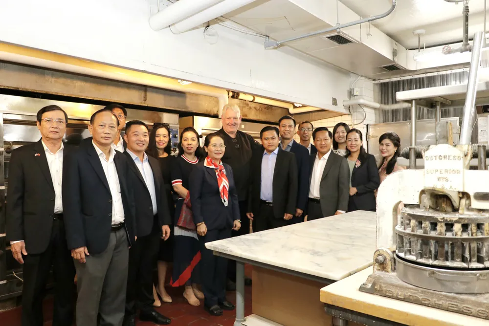 Các đại biểu tham quan khu vực Bác Hồ từng làm việc. Ảnh: NGÔ BÌNH Các đại biểu tham quan khu vực Bác Hồ từng làm việc. Ảnh: NGÔ BÌNH