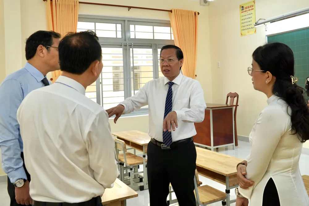 Chủ tịch UBND TPHCM Phan Văn Mãi trao đổi với lãnh đạo huyện Bình Chánh. Ảnh: HOÀNG HÙNG Chủ tịch UBND TPHCM Phan Văn Mãi trao đổi với lãnh đạo huyện Bình Chánh. Ảnh: HOÀNG HÙNG
