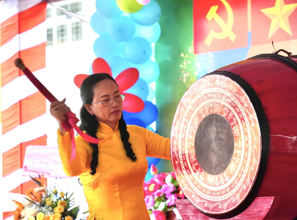 Hiệu trưởng Trường Tiểu học Rạch Già đánh trống khai giảng năm học mới. Ảnh: HOÀNG HÙNG Hiệu trưởng Trường Tiểu học Rạch Già đánh trống khai giảng năm học mới. Ảnh: HOÀNG HÙNG