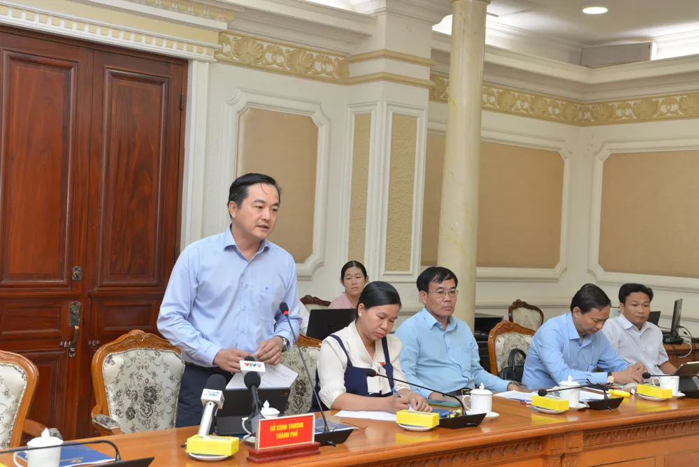 Giám đốc Sở Công thương Bùi Tá Hoàng Vũ báo cáo tại buổi giám sát. Ảnh: CAO THĂNG Giám đốc Sở Công thương Bùi Tá Hoàng Vũ báo cáo tại buổi giám sát. Ảnh: CAO THĂNG