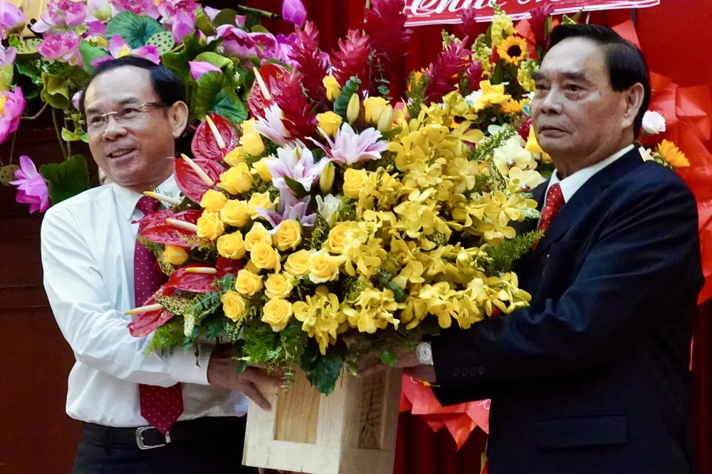 Bí thư Thành ủy TPHCM Nguyễn Văn Nên tặng hoa chúc mừng đồng chí Lê Hồng Anh. Ảnh: HOÀNG HÙNG Bí thư Thành ủy TPHCM Nguyễn Văn Nên tặng hoa chúc mừng đồng chí Lê Hồng Anh. Ảnh: HOÀNG HÙNG