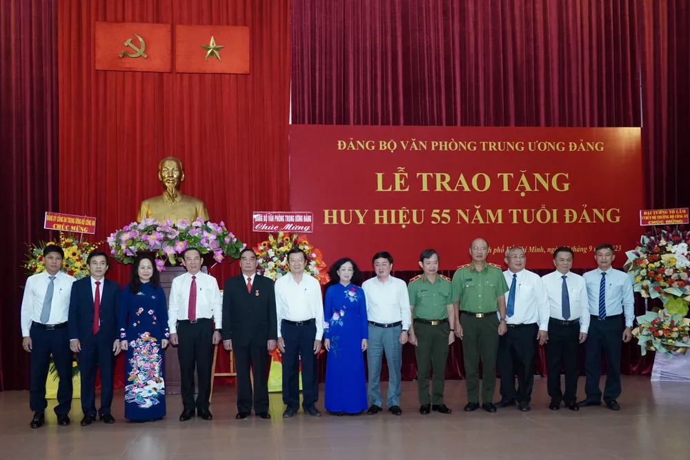 Các đồng chí lãnh đạo, nguyên lãnh đạo Đảng, Nhà nước chúc mừng đồng chí Lê Hồng Anh. Ảnh: HOÀNG HÙNG Các đồng chí lãnh đạo, nguyên lãnh đạo Đảng, Nhà nước chúc mừng đồng chí Lê Hồng Anh. Ảnh: HOÀNG HÙNG