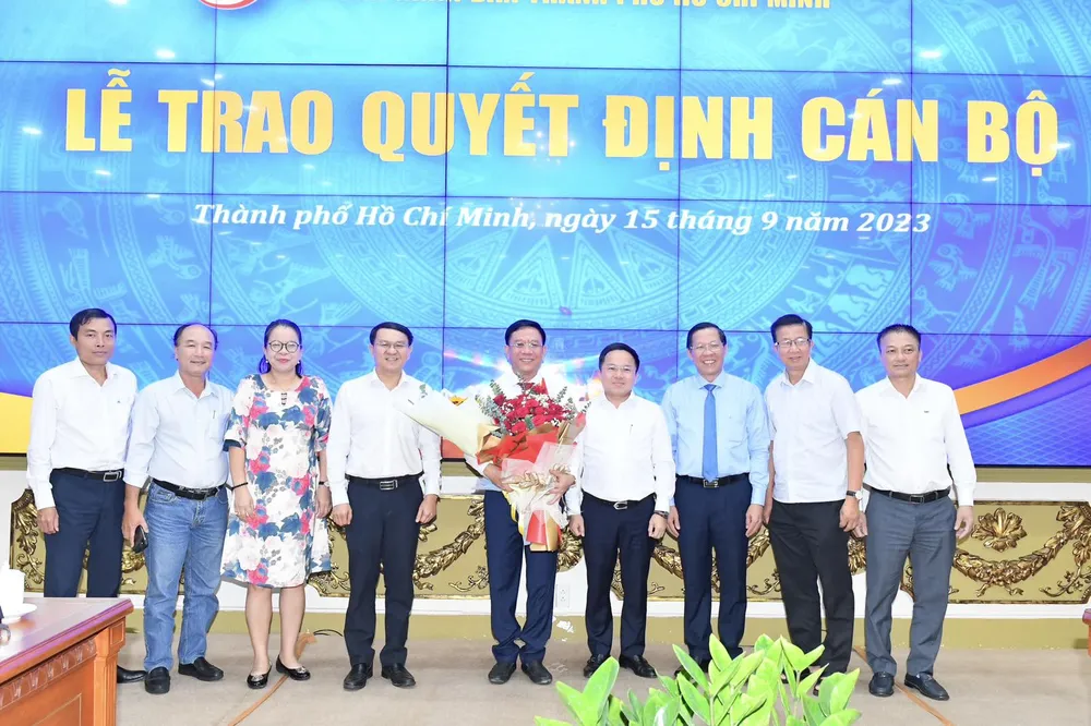Đồng chí Phan Văn Mãi cùng lãnh đạo Sở TT-TT chúc mừng ông Nguyễn Ngọc Hồi. Ảnh: VIỆT DŨNG