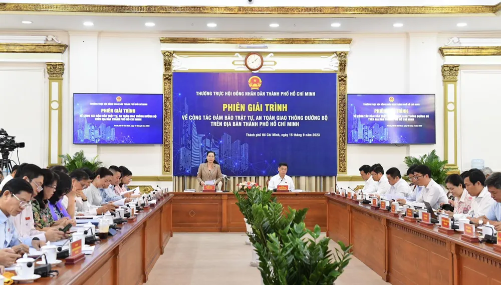 Quang cảnh phiên giải trình. Ảnh: VIỆT DŨNG