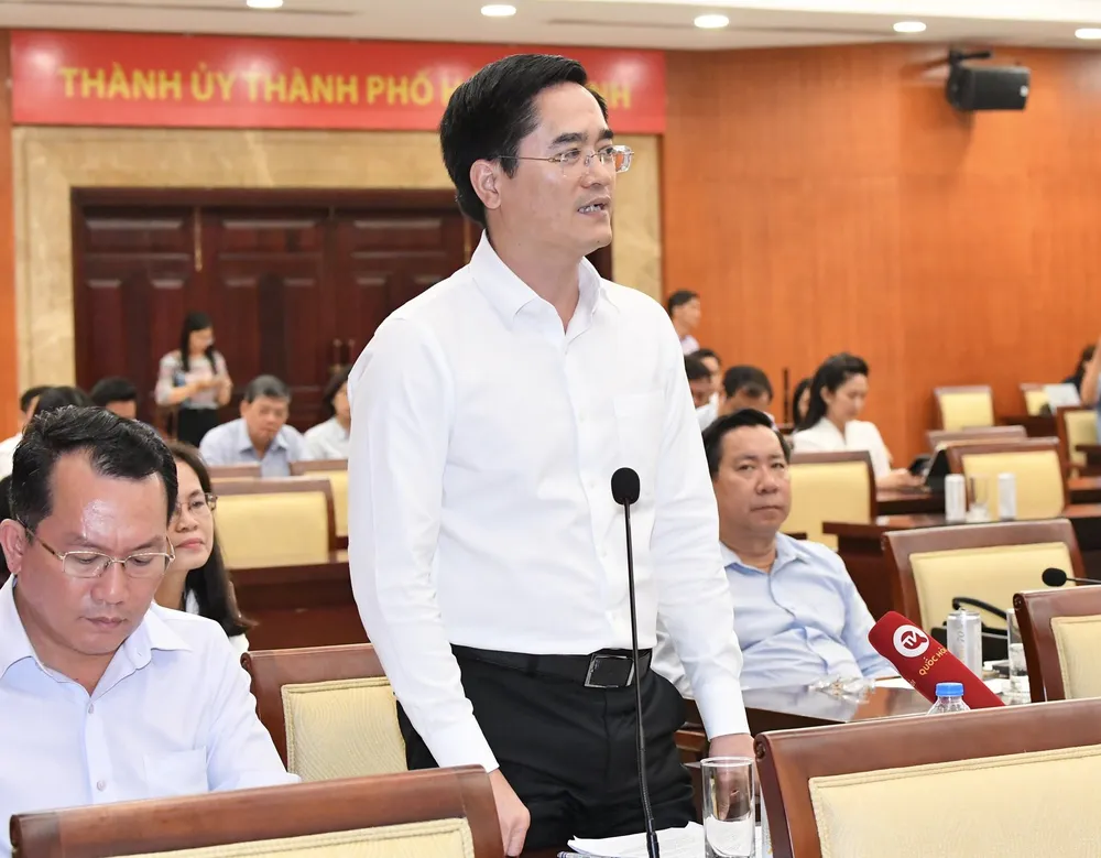 Giám đốc Sở GTVT TPHCM Trần Quang Lâm trao đổi tại kỳ họp. Ảnh: VIỆT DŨNG.