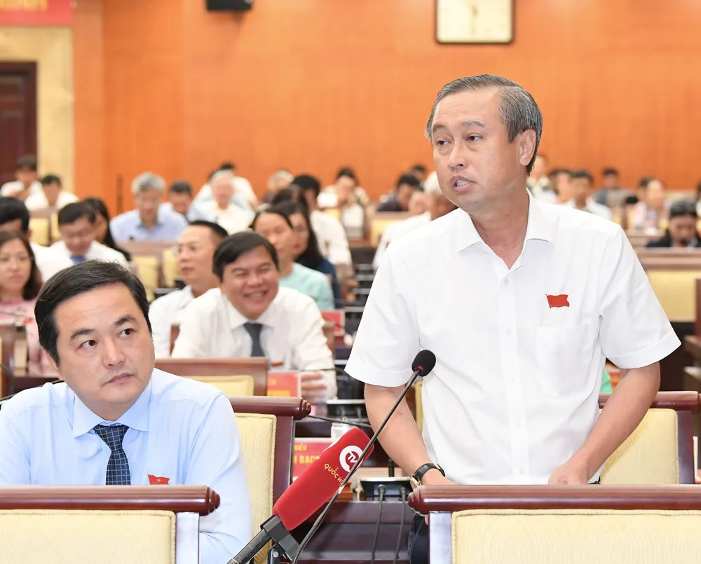 Giám đốc Sở Nội vụ TPHCM Huỳnh Thanh Nhân trả lời ý kiến đại biểu tại kỳ họp. Ảnh: VIỆT DŨNG