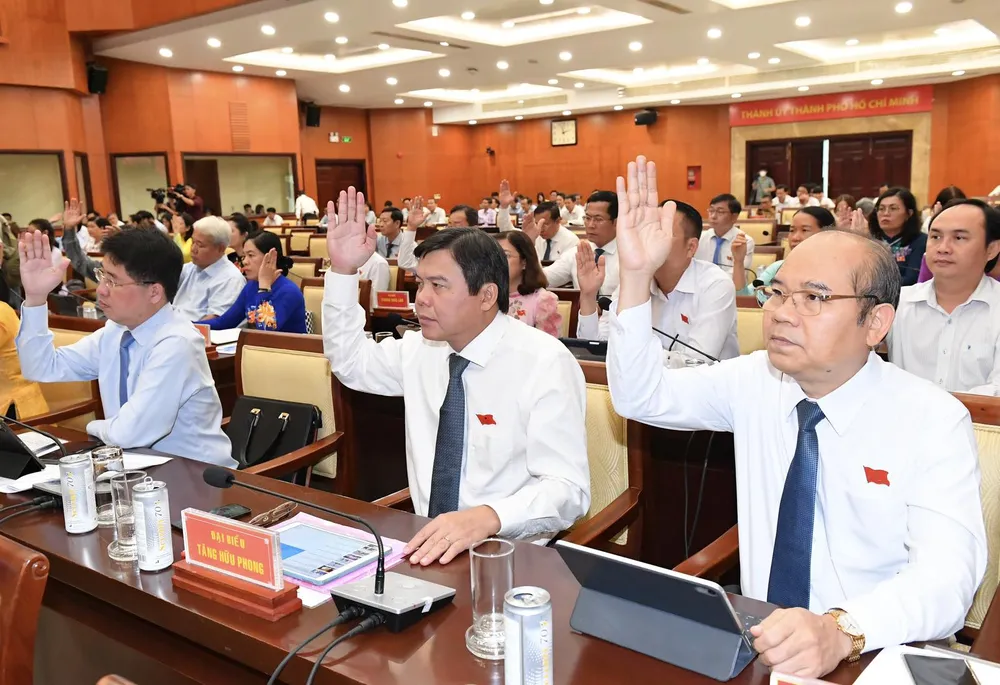 ĐB HĐND TPHCM biểu quyết thông qua nghị quyết tại kỳ họp. Ảnh: VIỆT DŨNG