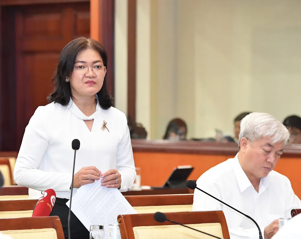 Đại diện Sở Tài chính TPHCM trả lời ý kiến đại biểu. Ảnh: VIỆT DŨNG