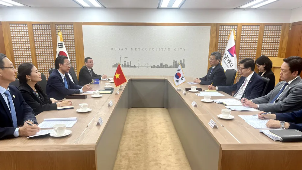 Chủ tịch UBND TPHCM Phan Văn Mãi trao đổi cùng Thị trưởng TP Busan Park Heong Joon Chủ tịch UBND TPHCM Phan Văn Mãi trao đổi cùng Thị trưởng TP Busan Park Heong Joon