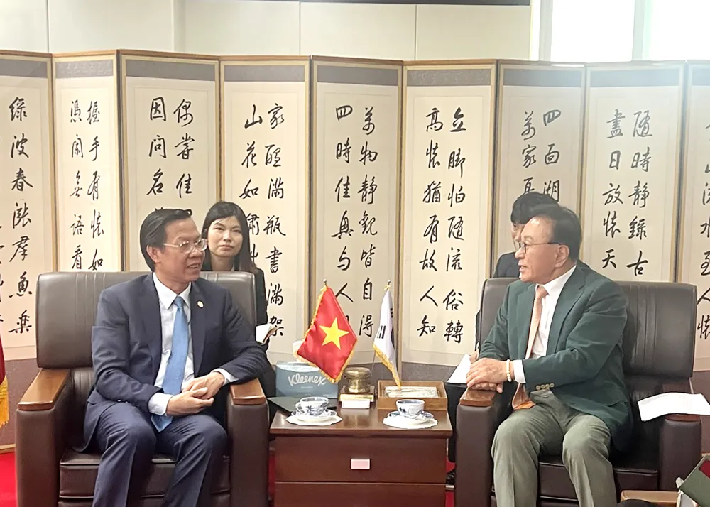 Chủ tịch UBND TPHCM Phan Văn Mãi trao đổi cùng Tổng Lãnh sự danh dự Việt Nam tại TP Busan Park Soo Kwan Chủ tịch UBND TPHCM Phan Văn Mãi trao đổi cùng Tổng Lãnh sự danh dự Việt Nam tại TP Busan Park Soo Kwan