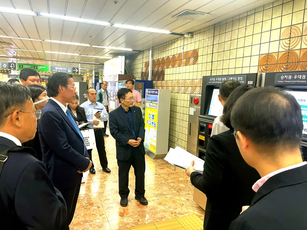 Chủ tịch UBND TPHCM Phan Văn Mãi cùng đoàn tìm hiểu cách vận hành metro của TP Busan Chủ tịch UBND TPHCM Phan Văn Mãi cùng đoàn tìm hiểu cách vận hành metro của TP Busan